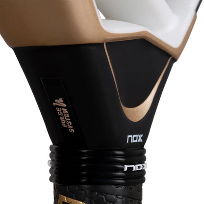 Pala de Padel Nox AT10 Genius 18K Alum 2026 + Tarro de pelotas +Overgrip + Protector