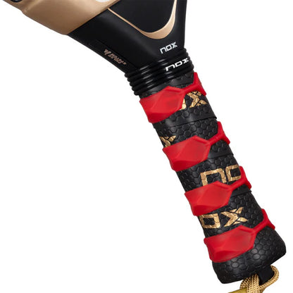 Pala de Padel Nox AT10 Genius 18K Alum 2026 + Tarro de pelotas +Overgrip + Protector