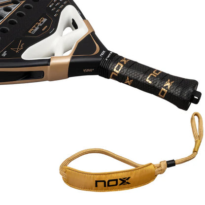 Pala de Padel Nox AT10 Genius 18K Alum 2026 + Tarro de pelotas +Overgrip + Protector