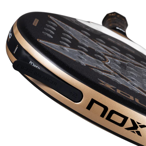 Pala de Padel Nox AT10 Genius 18K Alum 2026 + Tarro de pelotas +Overgrip + Protector