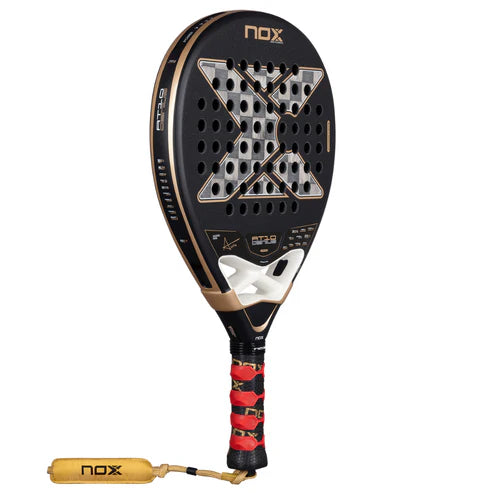 Pala de Padel Nox AT10 Genius 18K Alum 2026 + Tarro de pelotas +Overgrip + Protector