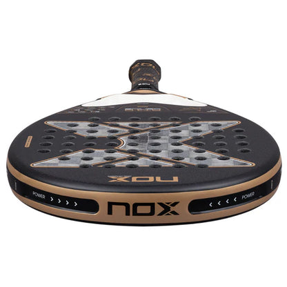Pala de Padel Nox AT10 Genius 18K Alum 2026 + Tarro de pelotas +Overgrip + Protector