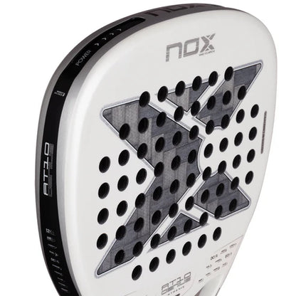 Pala de Padel Nox AT10 Genius Attack 12K Alum XTREM 2026 + Tarro de pelotas +Overgrip + Protector