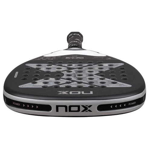 Pala de Padel Nox AT10 Genius Attack 18K Alum 2026 + Tarro de pelotas +Overgrip + Protector