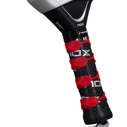 Pala de Padel Nox AT10 Genius Attack 18K Alum 2026 + Tarro de pelotas +Overgrip + Protector